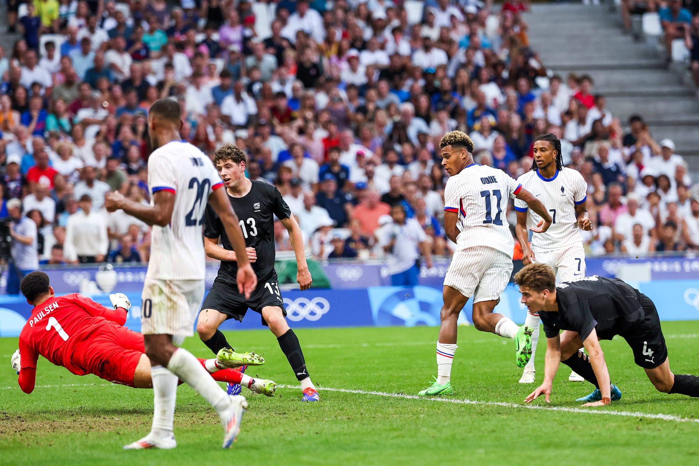 Doue (số 11) trong pha làm bàn nhân đôi tỷ số cho Pháp trong trận thắng New Zealand 3-0 ở lượt cuối bảng A bóng đá nam Olympic Paris 2024 trên sân Velodrome, Marseille ngày 31/7. Ảnh: FFF