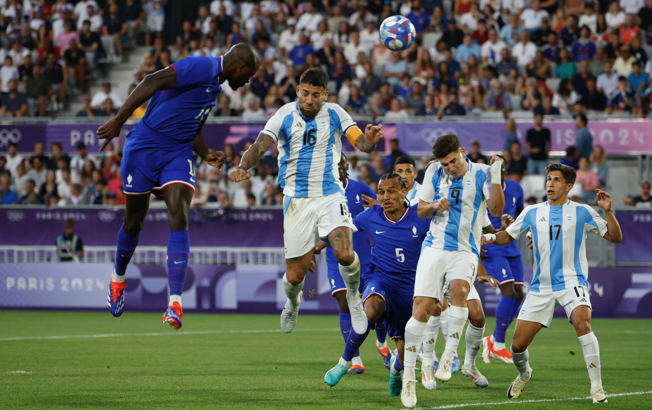 Mateta đánh đầu, ghi bàn duy nhất giúp Pháp loại Argentina. Ảnh: AP